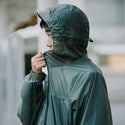 KiU ( キウ ) エアライトレインポンチョ | 防水 | 撥水 | はっ水 | 耐水 | 軽量 | 雨対策 | 台風 | 梅雨 | レインコート | スリーブポンチョ | 雨具 | 雨ガッパ | 雨合羽 | 袖付き | 収納袋 | ポケット | おしゃれ | 通勤 | 通学 | 自転車 | ユニセックス | K406