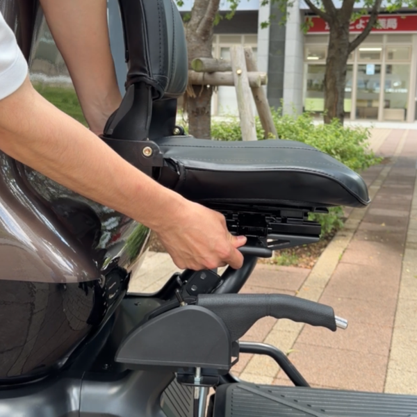 ELEMOs ( エレモーズ ) ELEGRANシリーズ SUPER ELEGRAN スーパーエレグラン / G-class / F-class 特定小型四輪 EV 電動四輪車 免許不要 公道走行可能 電動モビリティ シニアカー 電動カート フラッグシップ