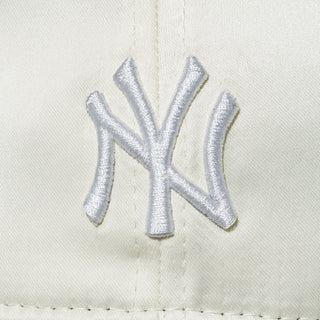 NEW ERA ( ニューエラ ) 9TWENTY White Day ニューヨーク・ヤンキース クローム | 帽子 | キャップ | サテン | クロスストラップ | サイズ調整 | ユニセックス | お出かけ | オシャレ | アウトドア | キャンプ | 14908286 | にゅーえら