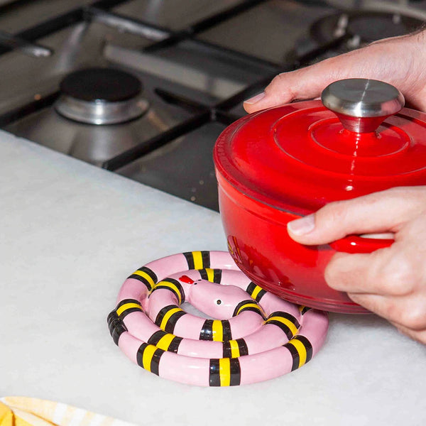 DETAIL ( ディテール ) Snake Trivet | DOIY スネーク トリベット | ヘビモチーフ | 鍋敷き | 緑 | ピンク | おもしろい | プレゼント | ギフト | 爬虫類 | トグロ | 陶器 | キッチン | 台所用品 | 料理 | 食卓 | H0159 | でぃてーる | へび | 蛇 | ヘビ