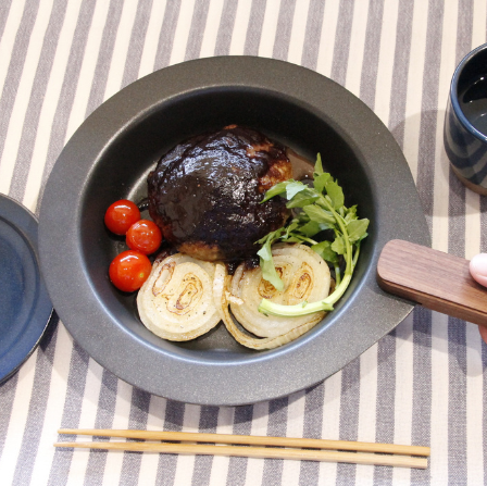 GRANDOOR ( グランドア ) DISHGRILL | ディッシュグリル | お皿 | アウトドア | キャンプ | 調理 | 器 | フライパン | 洗い物が減る | 陶器 | 焦げ付かない | 洗いやすい | 深み | シンプル | オーブン可 | スタッキング | コンパクト | ぐらんどあ