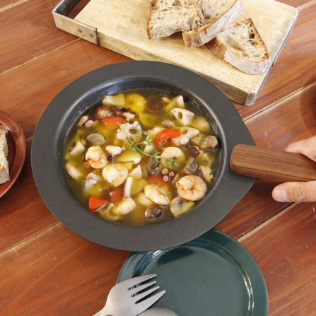 GRANDOOR ( グランドア ) DISHGRILL | ディッシュグリル | お皿 | アウトドア | キャンプ | 調理 | 器 | フライパン | 洗い物が減る | 陶器 | 焦げ付かない | 洗いやすい | 深み | シンプル | オーブン可 | スタッキング | コンパクト | ぐらんどあ