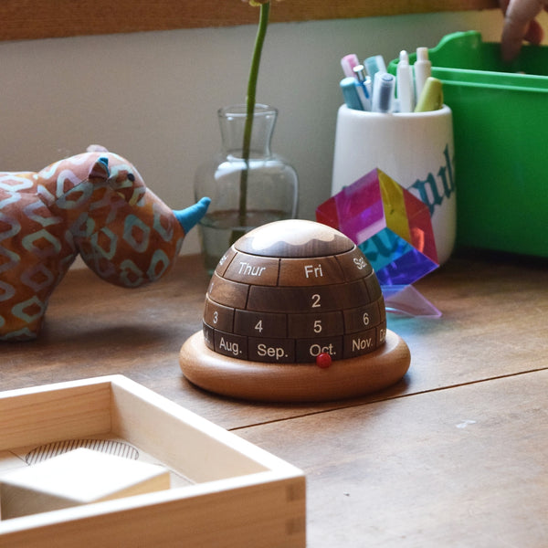 DETAIL ( ディテール ) Dome Perpetual Calendar | ドーム パーペチュアル カレンダー | 万年カレンダー | カレンダー | 置き型 | 可愛い | 木 | シンプル | プレゼント | ウォルナット | ずっと使える | H0126 | でぃてーる