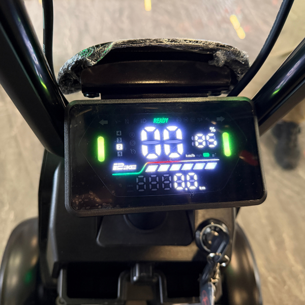 ELEMOs ( エレモーズ ) エレキャリーシリーズ 特定小型四輪 電動モビリティ 電動カート 電動車 免許不要 公道走行可能 カーゴタイプ カラフルキャリー 大容量収納 積載 120L 近距離移動 シニア 高齢者 買い物 通院 お出かけ 日常使い EV 電気自動車