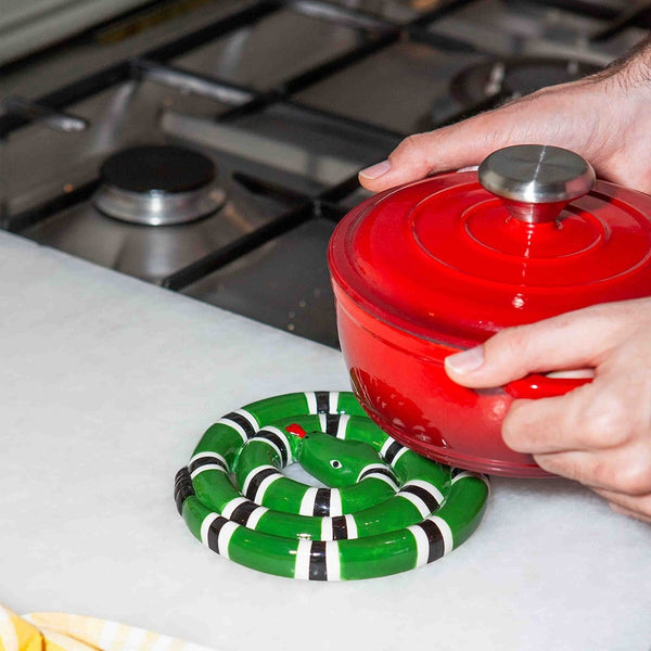 DETAIL ( ディテール ) Snake Trivet | DOIY スネーク トリベット | ヘビモチーフ | 鍋敷き | 緑 | ピンク | おもしろい | プレゼント | ギフト | 爬虫類 | トグロ | 陶器 | キッチン | 台所用品 | 料理 | 食卓 | H0159 | でぃてーる | へび | 蛇 | ヘビ
