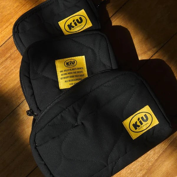 KiU ( キウ ) パデッドスクエアポーチ | ポーチ | K480 | 小物入れ | 旅行 | お出かけ | ガジェットケース | メイクポーチ | 大きく開く | ちょうどいいサイズ | 通勤 | 通学 | アウトドア | キャンプ | レジャー | きう