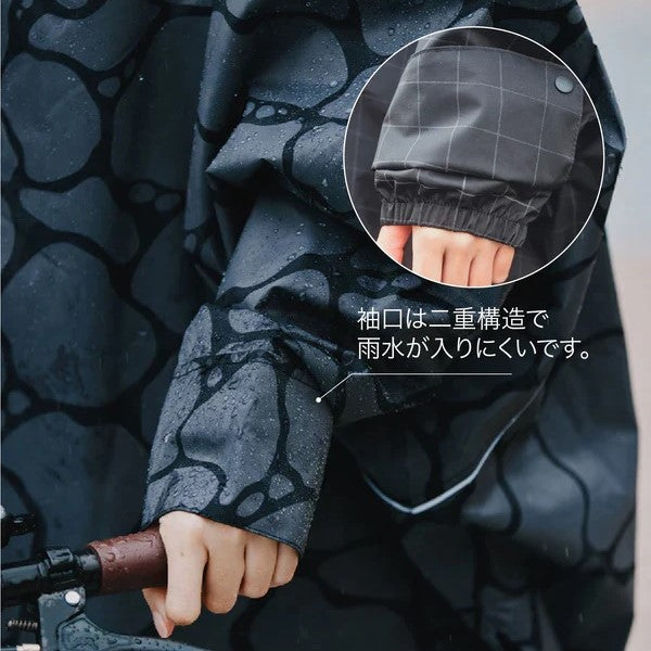 KiU ( キウ ) ビジブルバイシクルレインポンチョ | 防水 | 撥水 | はっ水 | 耐水 | 雨対策 | 台風 | 梅雨 | レインコート | ポンチョ | 雨具 | 袖付き | 収納袋 | ポケット | おしゃれ | 通勤 | 通学 | 自転車 | アウトドア | フェス | リフレクター | ユニセックス | K407