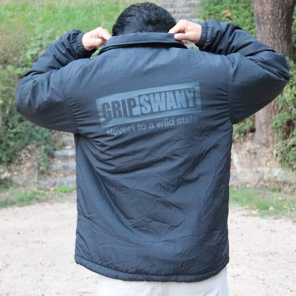 GRIP SWANY × FIELD SEVEN ( グリップスワニー × フィールドセブン ) コーチジャケット アウター 軽量 防寒 レジャー バックプリント キャンプ 撥水 秋 春 中綿入り メンズ 刺繍 コラボ カジュアル 撥水ナイロン GSMJ-284FS